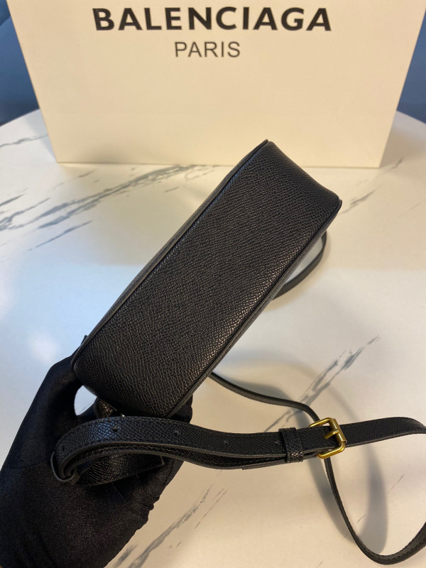 Ba*len*cia*ga everyday camera bag xs