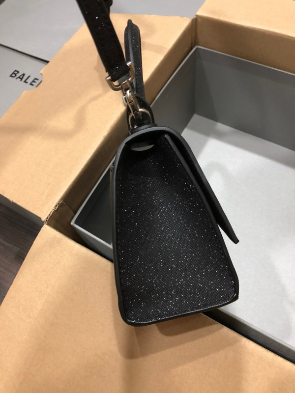 Ba*len*cia*ga hourglass