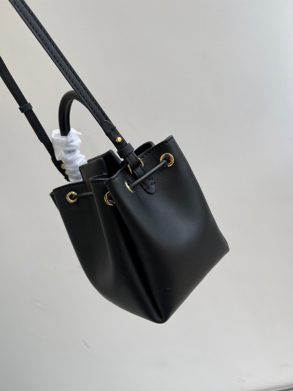 B**rry bucket bag