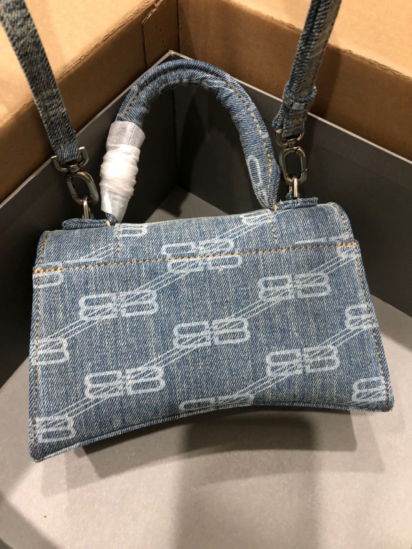 Ba*len*cia*ga hourglass