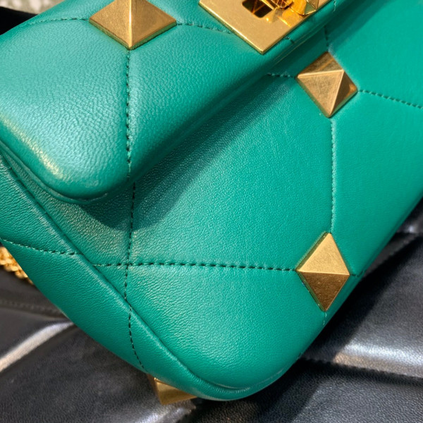 VALENTINO ONLINE EXCLUSIVE SMALL ROMAN STUD THE SHOULDER BAG WITH CHAIN