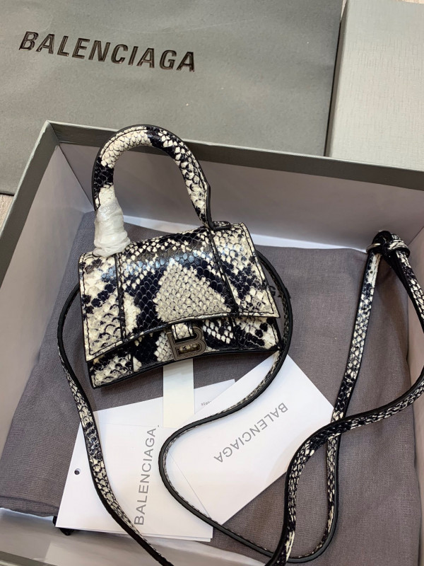 Ba*len*cia*ga hourglass