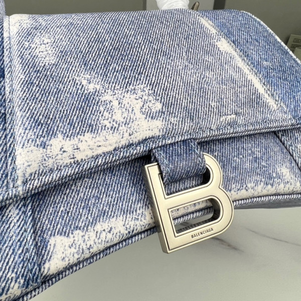 Ba*len*cia*ga hourglass