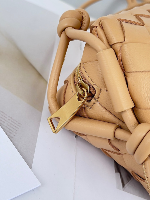 bo*te*ga Ve*ne*ta mini loop camera bag