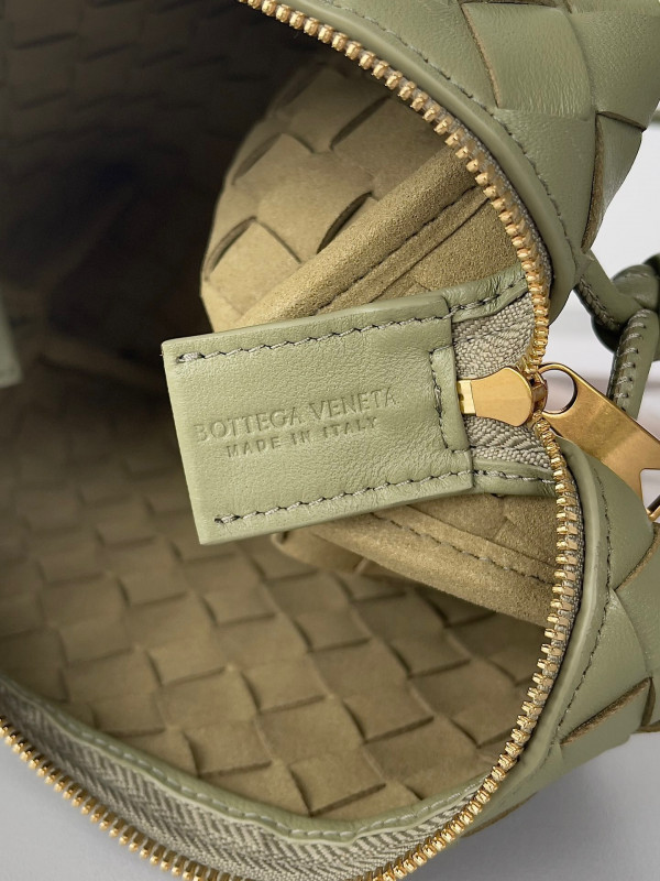 bo*te*ga Ve*ne*ta small loop camera bag