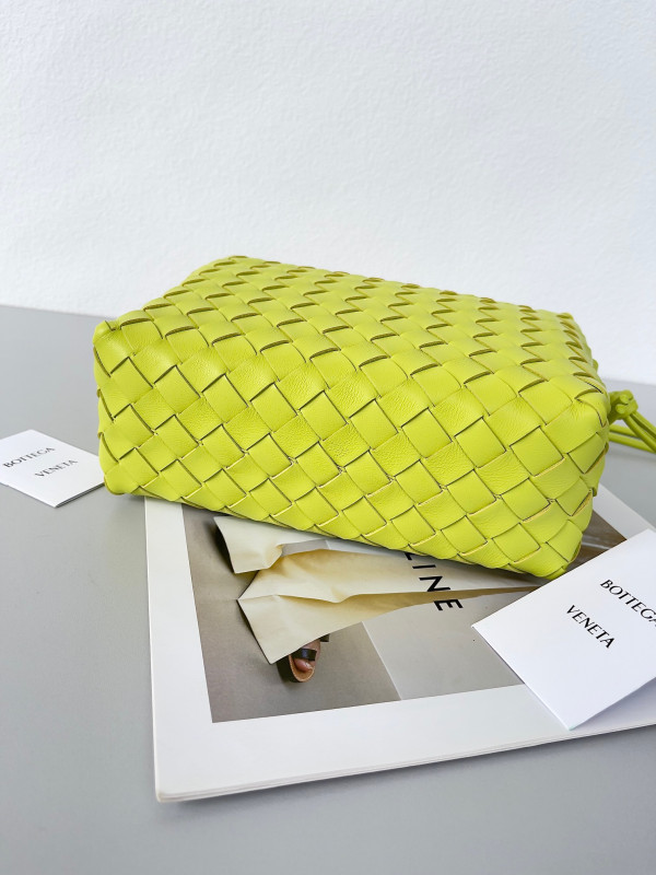 bo*te*ga Ve*ne*ta small loop camera bag