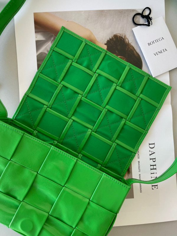 bo*te*ga Ve*ne*ta cassette