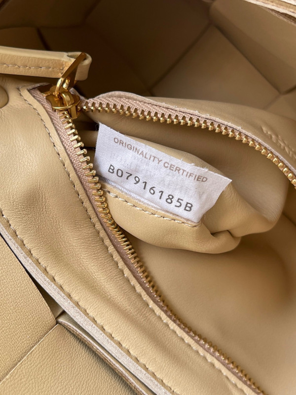 bo*te*ga Ve*ne*ta cassette