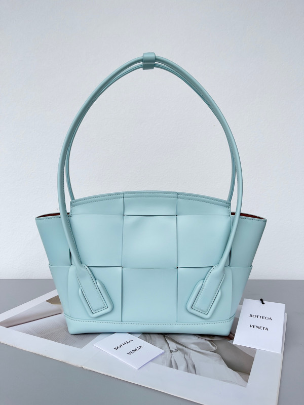 bo*te*ga Ve*ne*ta arco