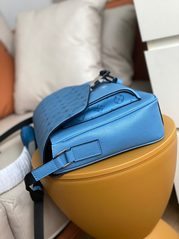 l0*is V*t0n new messenger