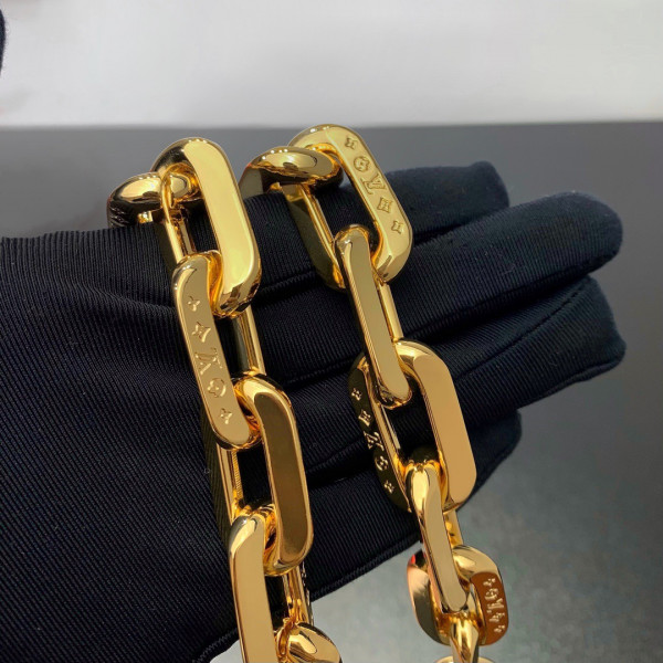 l0*is V*t0n coussin mm