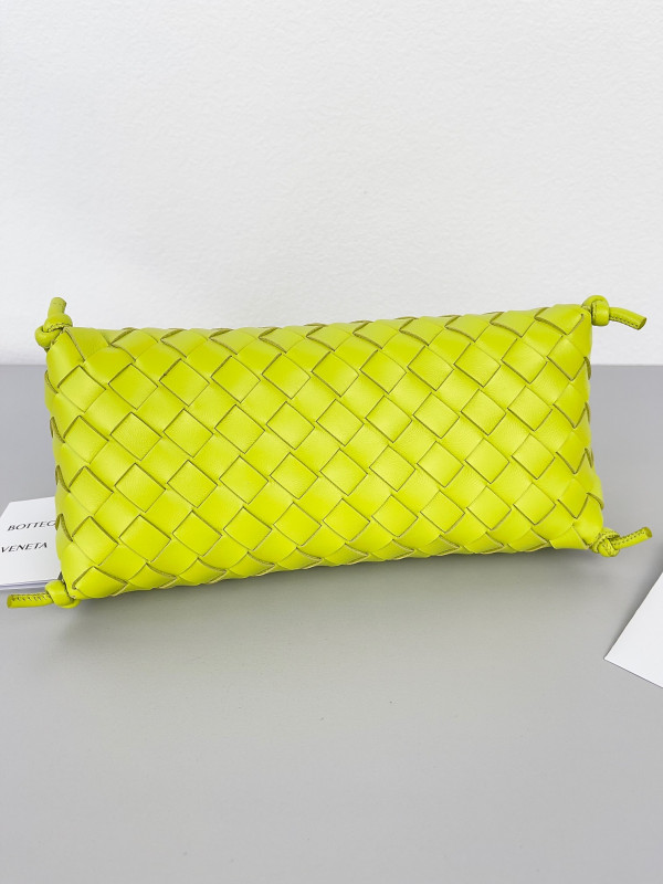 bo*te*ga Ve*ne*ta pouch on strap