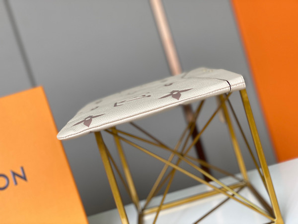 l0*is V*t0n daily pouch