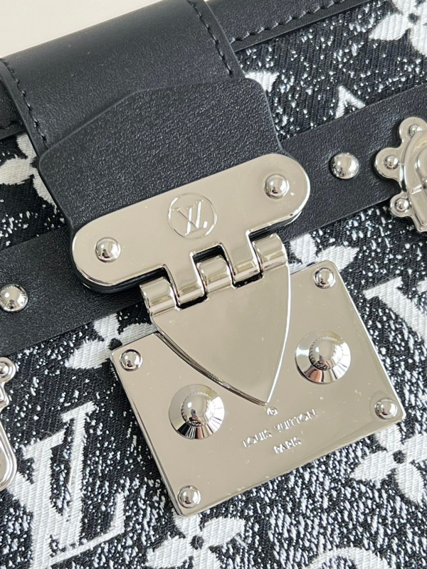 l0*is V*t0n petite malle