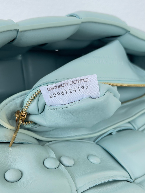 bo*te*ga Ve*ne*ta the chain cassette