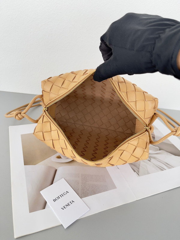 bo*te*ga Ve*ne*ta small loop camera bag