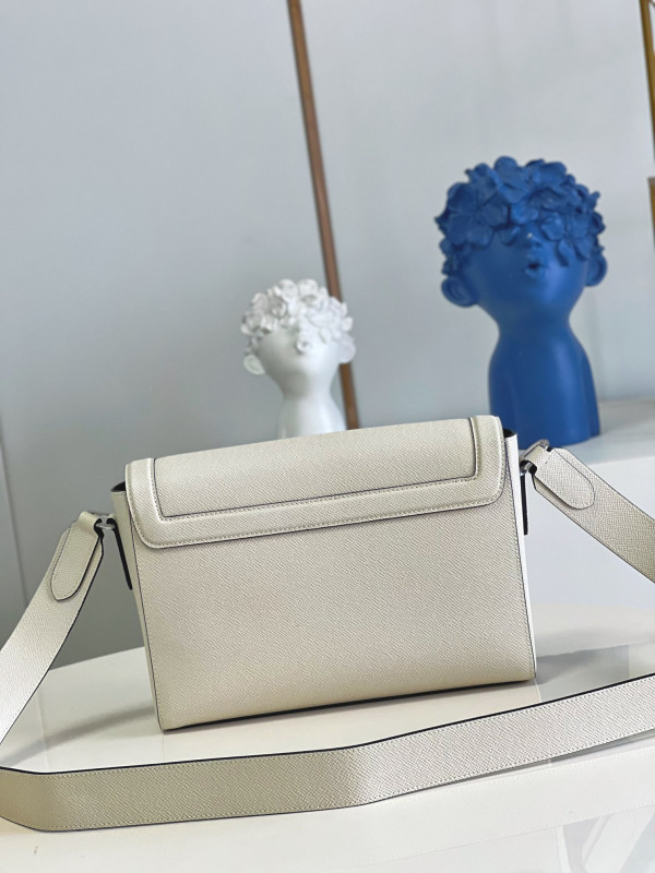 l0*is V*t0n new flap messenger