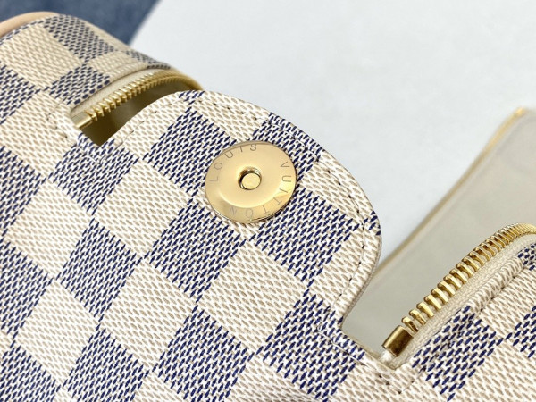 l0*is V*t0n toiletry bag