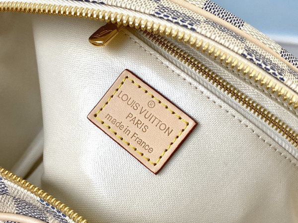 l0*is V*t0n toiletry bag