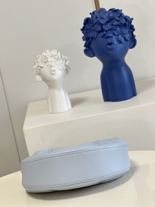 l0*is V*t0n over the moon