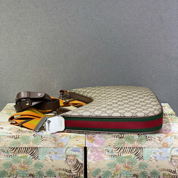 G*u*i attache large shoulder bag