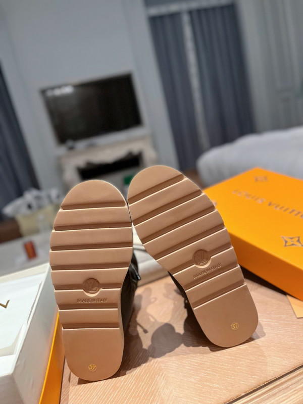 l0*is V*t0n pillow comfort ankle boots