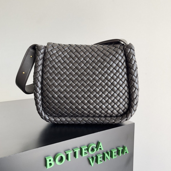 bo*te*ga Ve*ne*ta small cobble shoulder bag