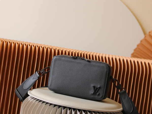 l0*is V*t0n alpha wearable wallet