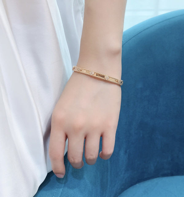 V*N CL*F & arpels perlée bracelet