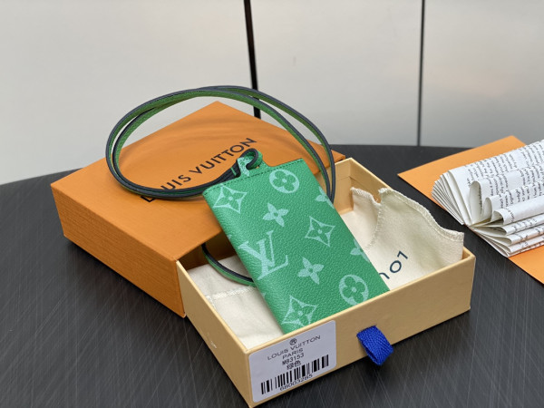 l0*is V*t0n card holder necklace-7.6*10*0.5cm