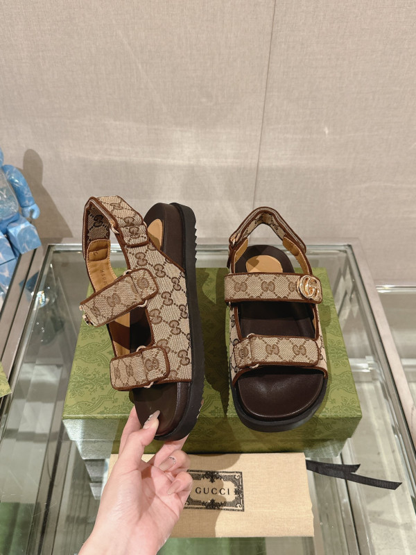 G*u*i slide sandals