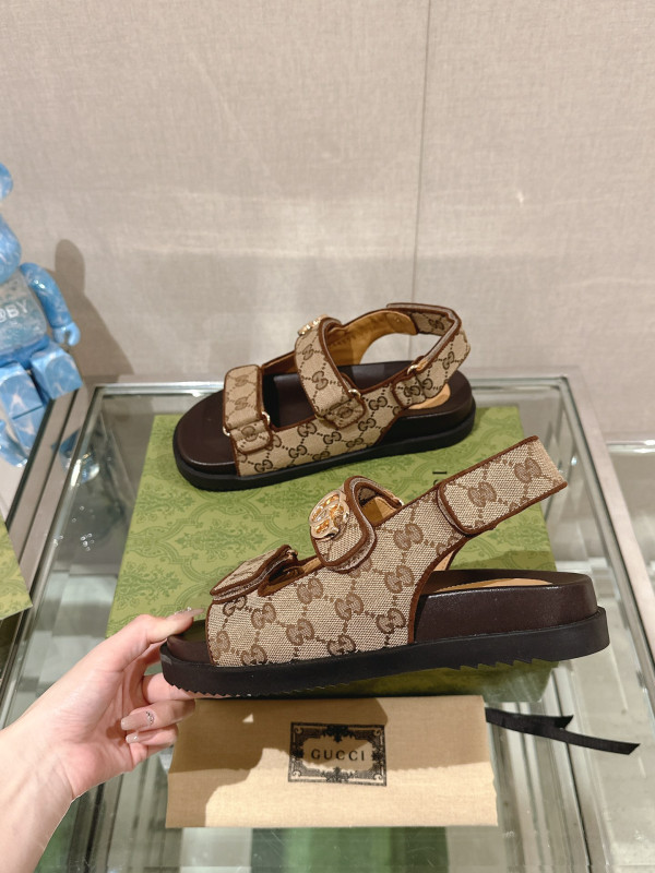 G*u*i slide sandals