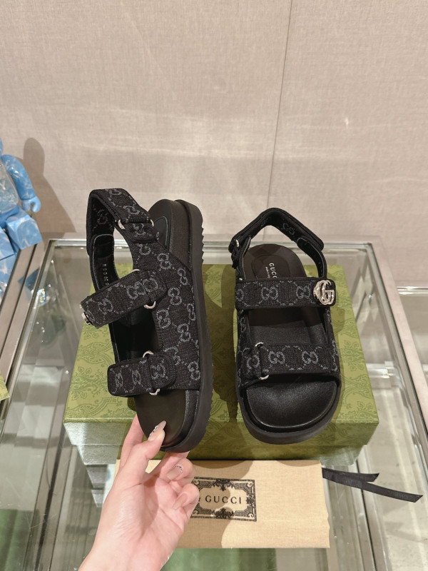 G*u*i slide sandals