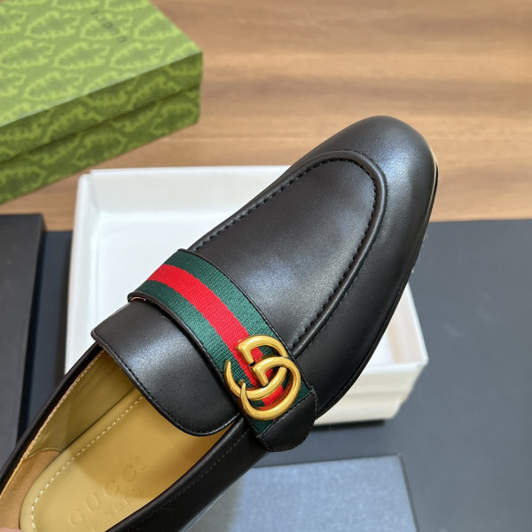 G*u*i men loafer