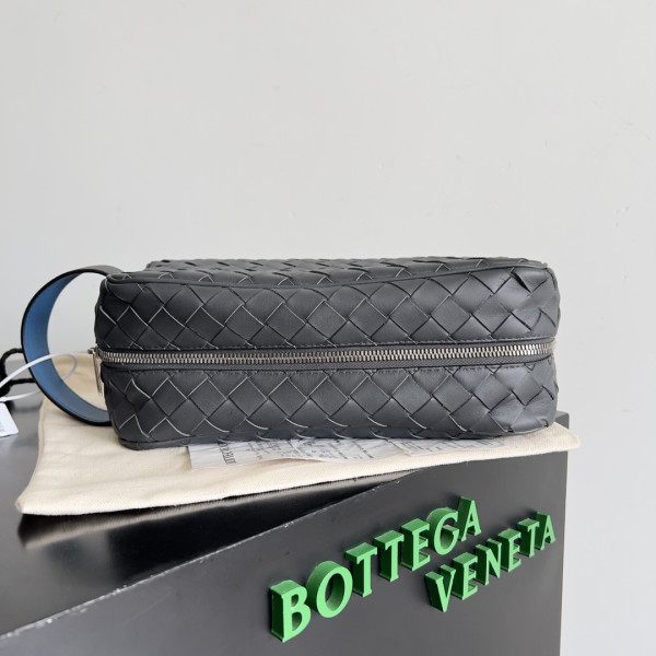 bo*te*ga Ve*ne*ta  intrecciato leather wallet-on-strap
