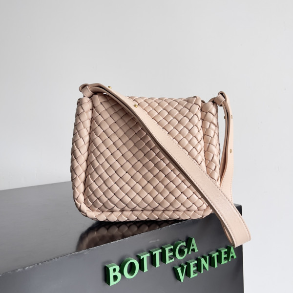 bo*te*ga Ve*ne*ta  mini cobble shoulder bag