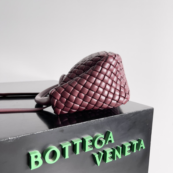 bo*te*ga Ve*ne*ta mini cobble top handle