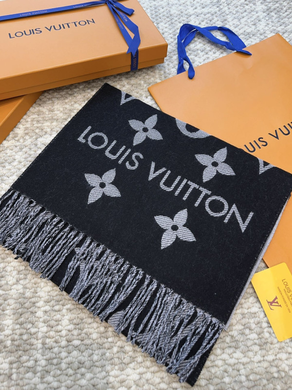 l0*is V*t0n scarf