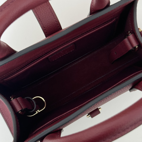 G*u*i small tote bag with hook closure