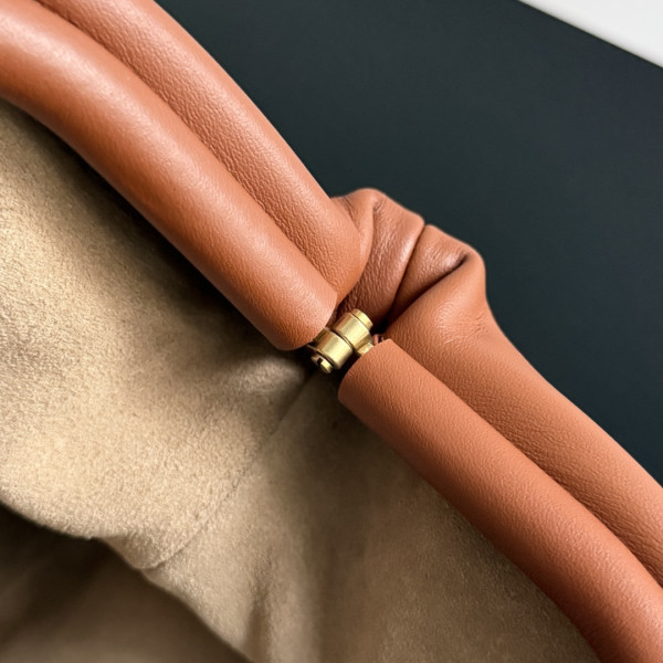 bo*te*ga Ve*ne*ta lauren 1980-31.5*16.5*11cm