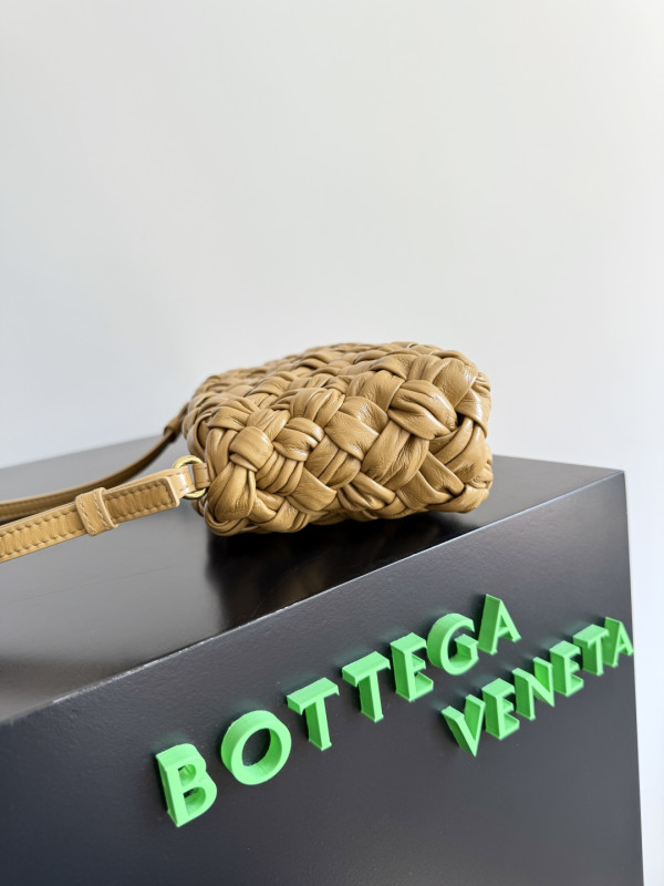 bo*te*ga Ve*ne*ta kalimero cha cha