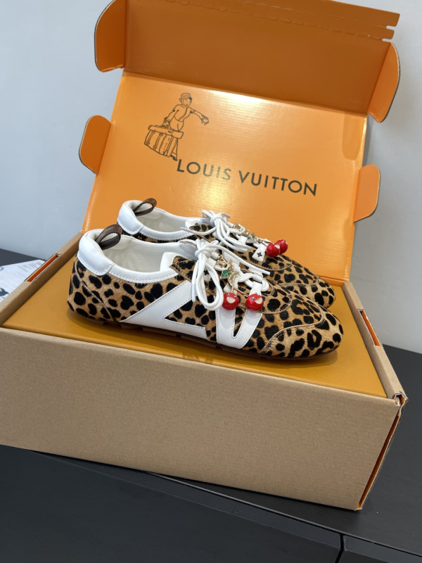 l0*is V*t0n sneakerina