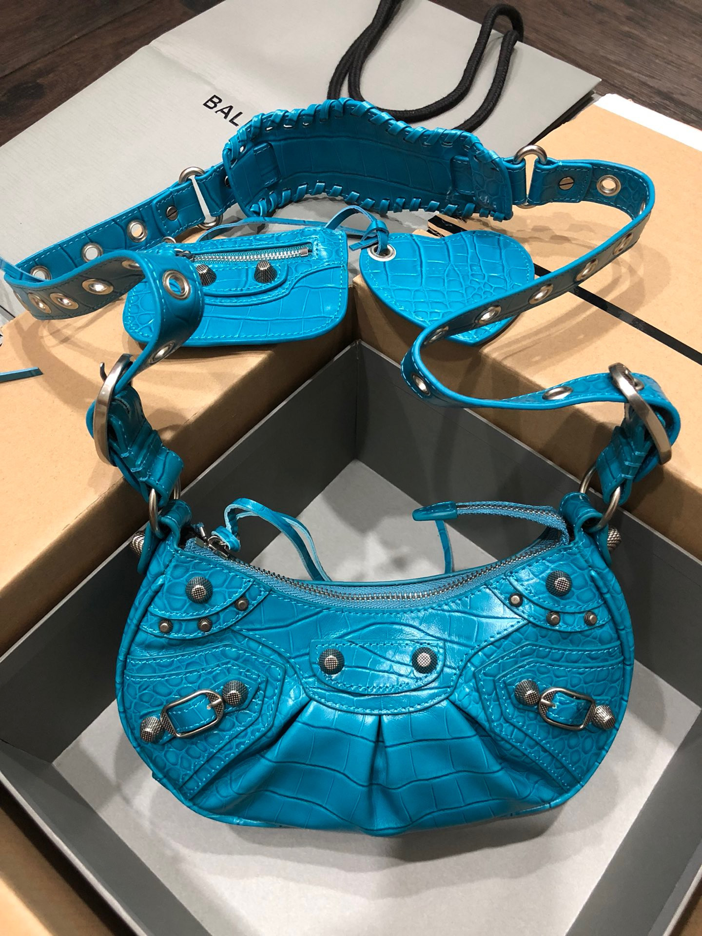 Ba*len*cia*ga women's le cagole xs shoulder bag